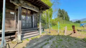 鯉が泳ぐ池のそばで、歴史を感じながら遊具遊び「大久保村観音」