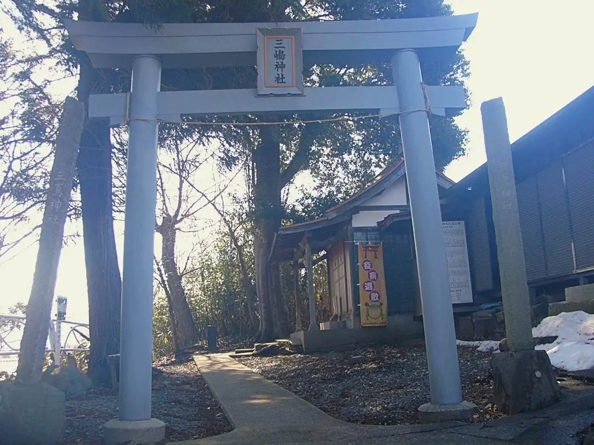 坂上にある三島神社 = 2023年2月27日 三島坂