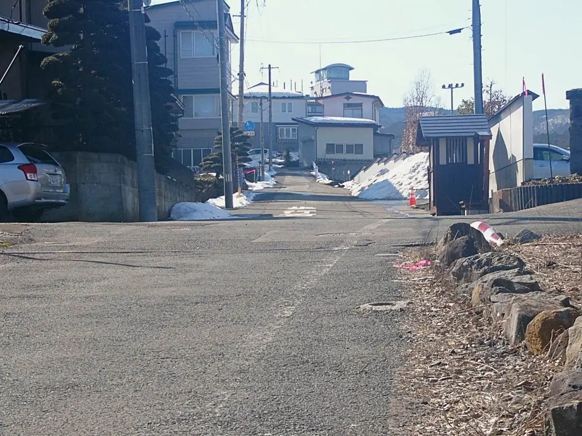 坂下には上山小学校がある = 2023年2月27日 月待坂