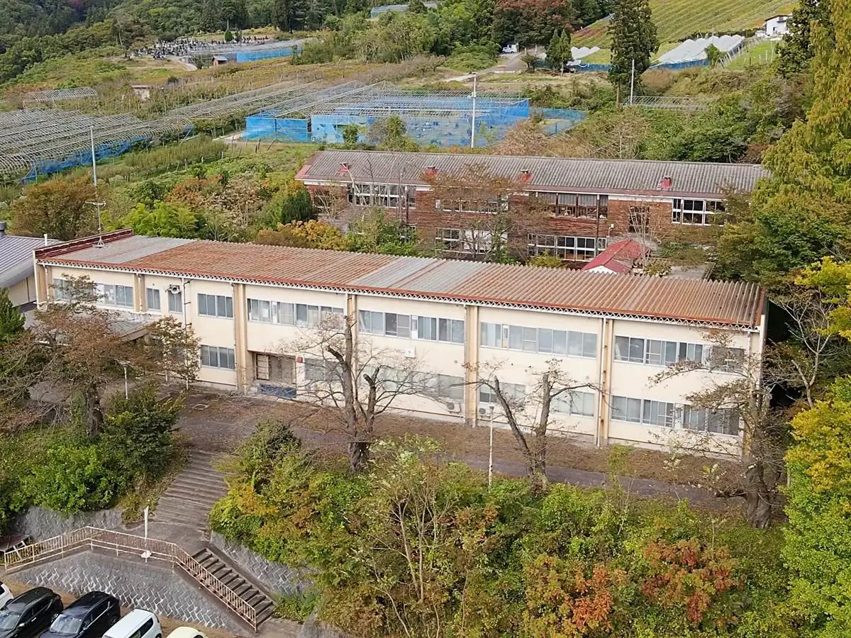 写真手前に新校舎と奥に旧校舎 = 2021年11月24日 旧上山市立宮生小学校上空