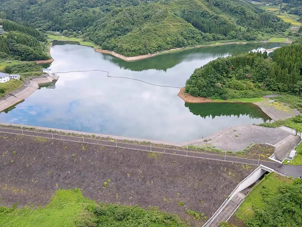 ダムの全体像 = 2021年9月11日 生居川ダム付近上空