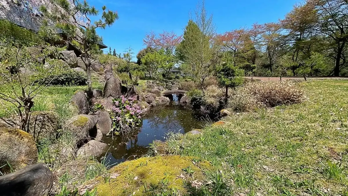楢下農村公園｜池と植栽が映える楢下宿の農村公園
