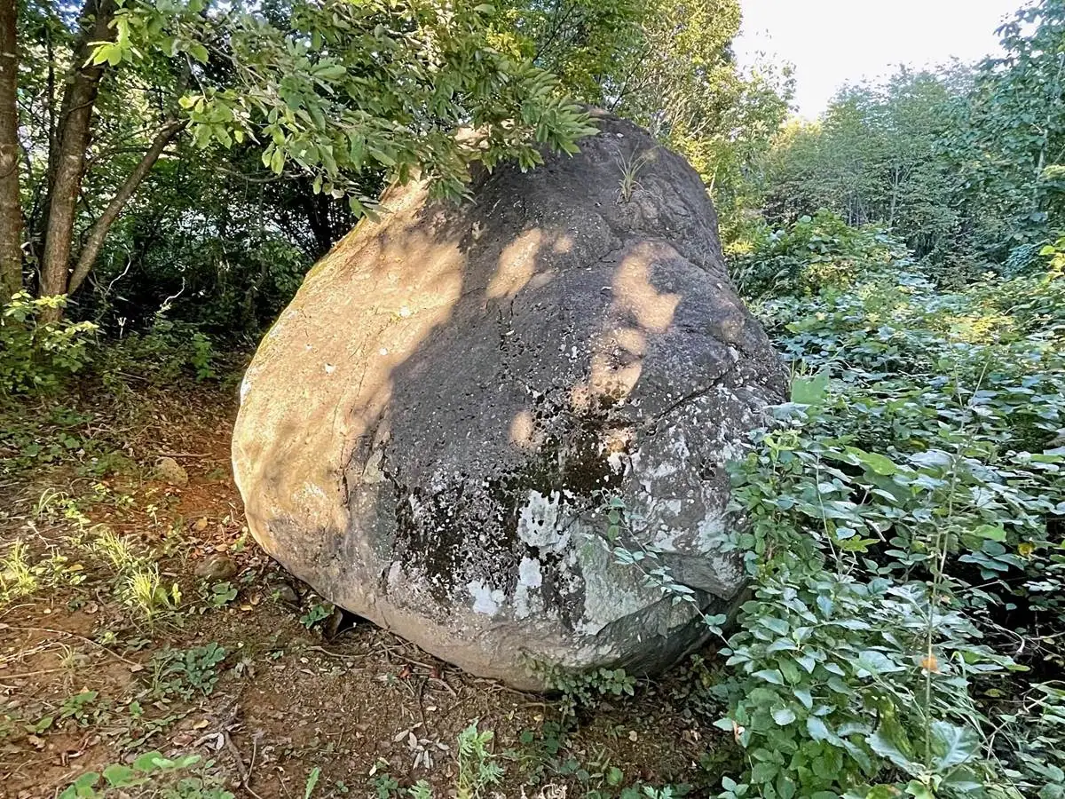 山形のパワースポット「狼石」　高さ3mの噴火により飛来した巨石