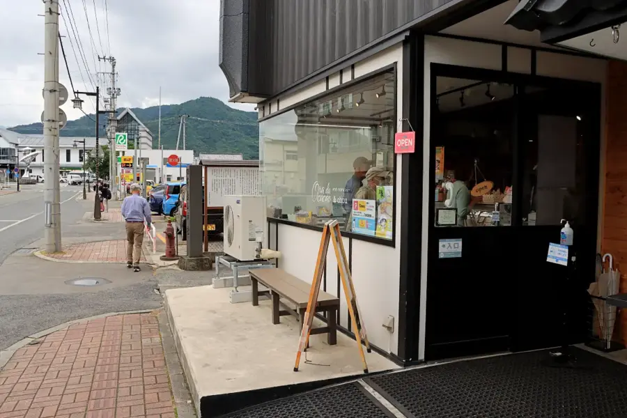 駅前通りの白い自販機が目印の店舗 = 2024年6月2日 Ora da cacao&chou前