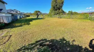 ベンチでひと休み「三本松公園」あまり知られていない住宅街の奥にある遊び場