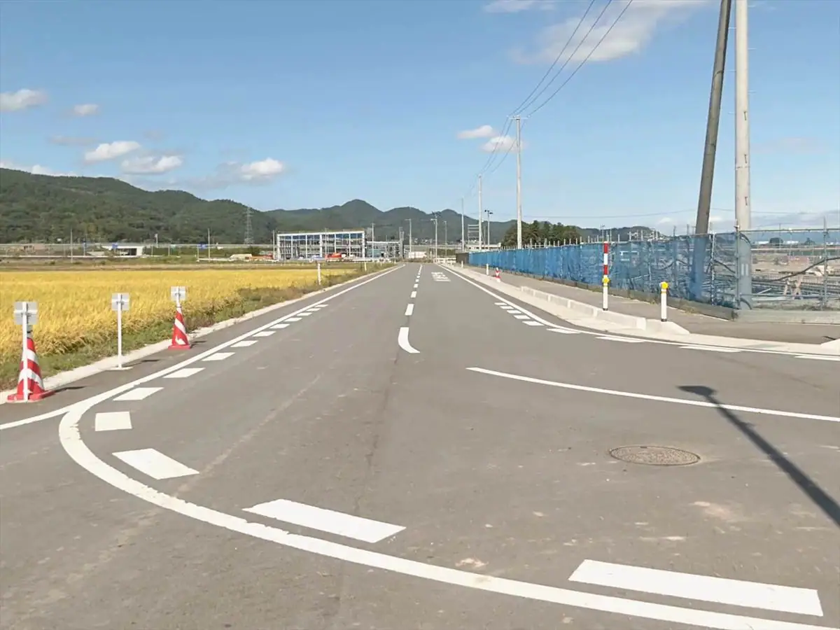 団地に繋がる新設された道路 = 2021年10月7日 藤吾