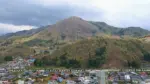 ドローンから見る三吉山 = 2022年4月22日 須川上空