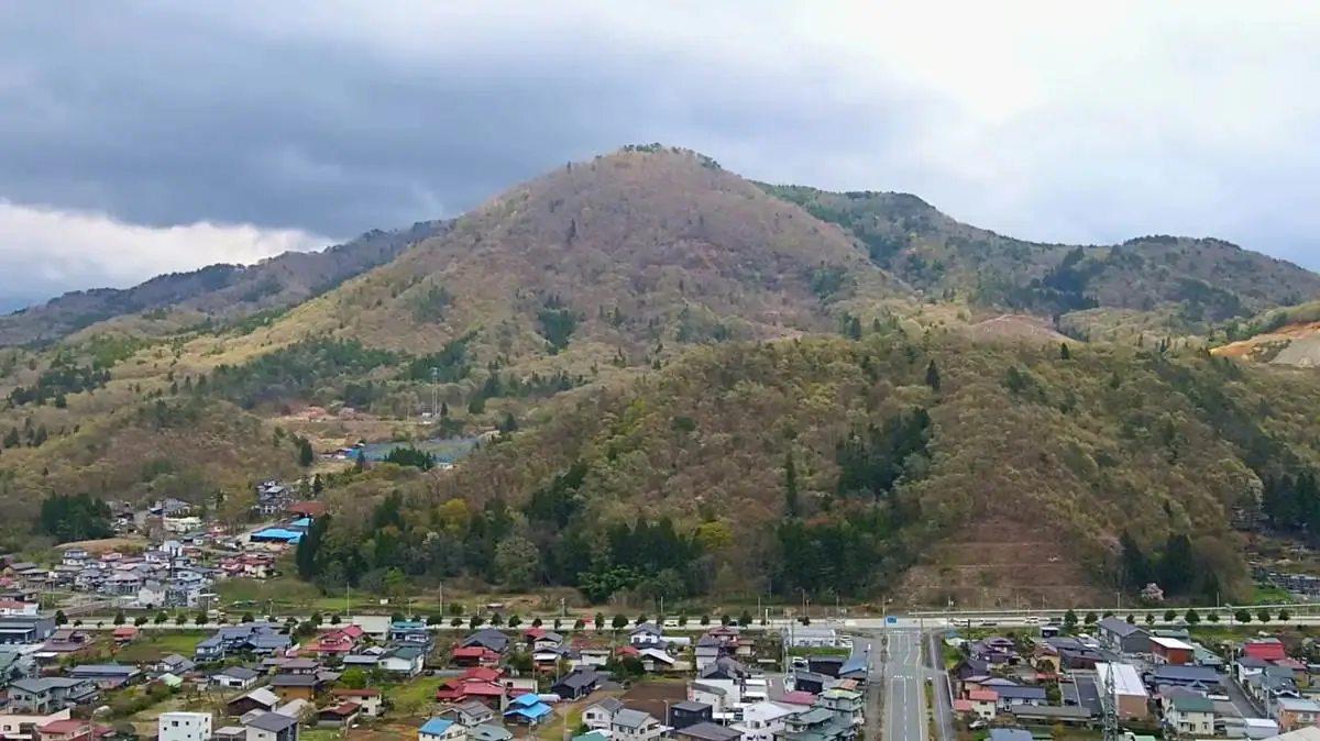 ドローンから見る三吉山 = 2022年4月22日 須川上空