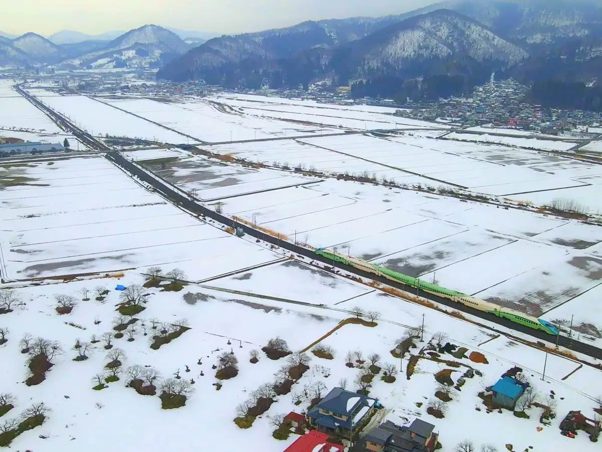 田んぼの中を走る新幹線