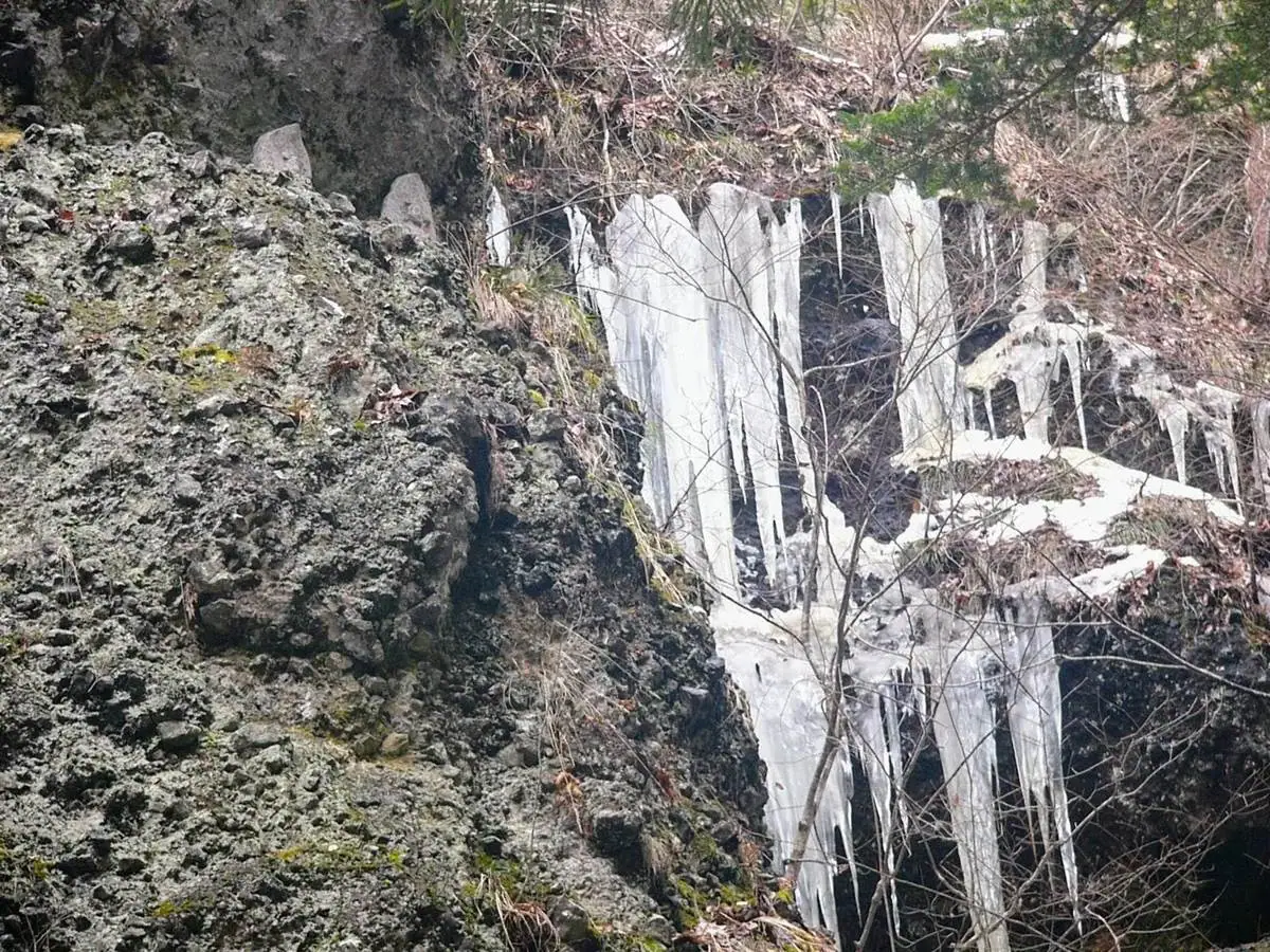 大きな氷柱と左上には岩観音