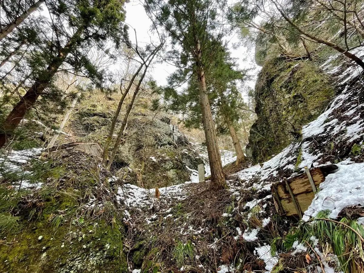 知られざる上山市の穴場「仙石の岩観音」とは。そこには134体の観音尊像が安置されている
