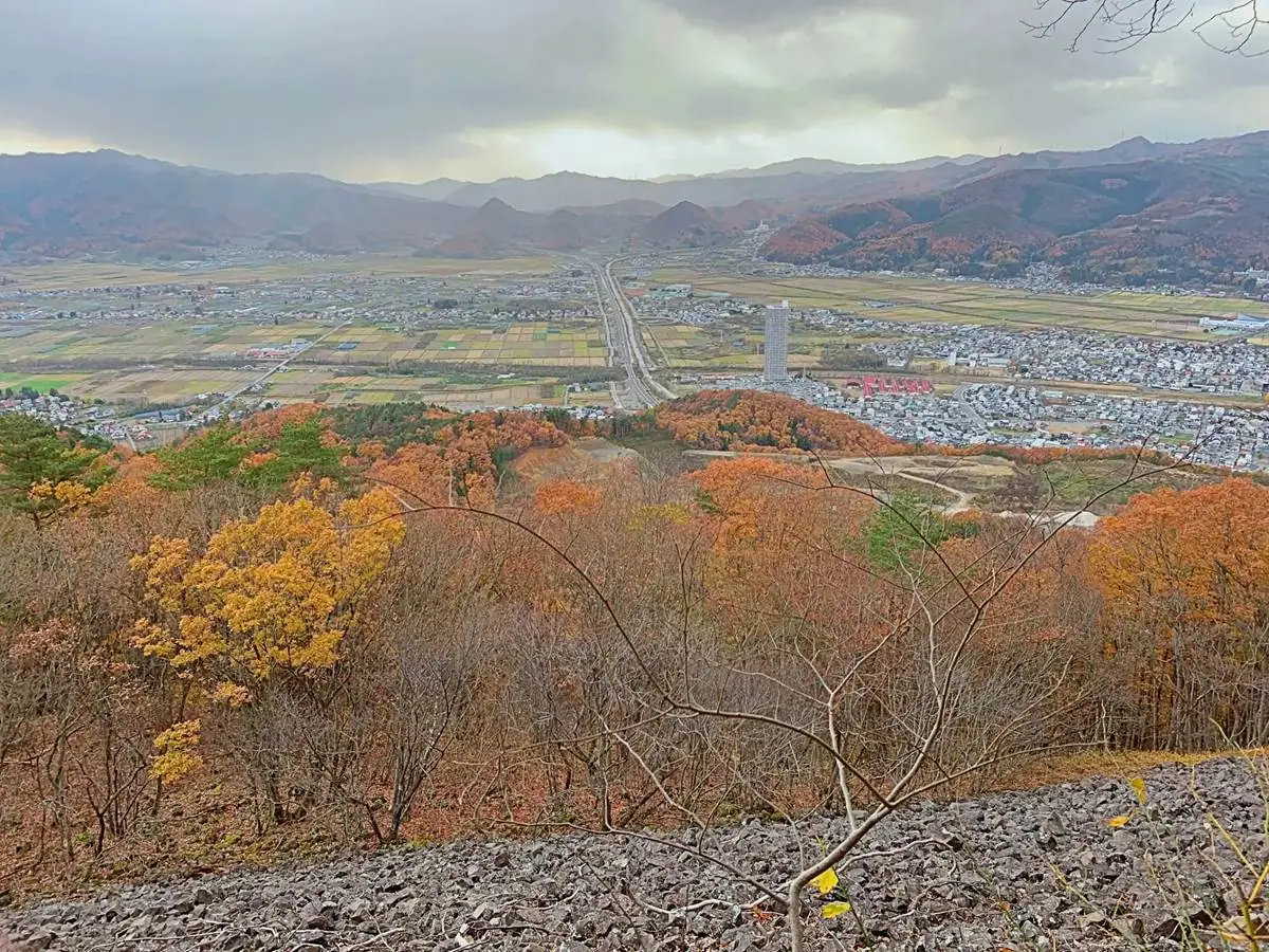 紅葉に染まる三吉山から