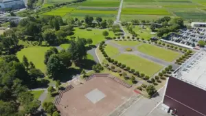 上山市役所のすぐ前にある大きな公園「市民公園」蒸気機関車の展示!? 遊具がいっぱい