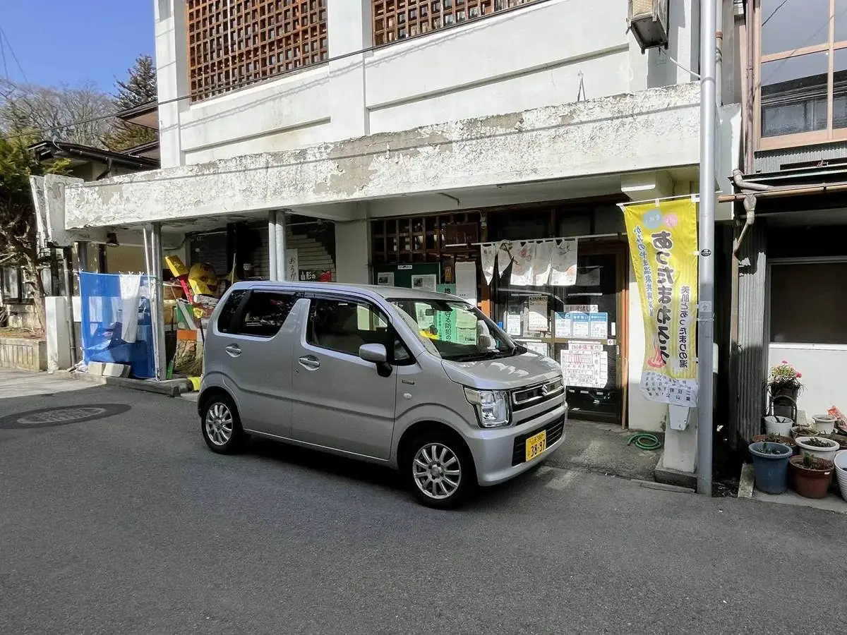 入口は正面右側 = 2022年3月30日 新丁共同浴場