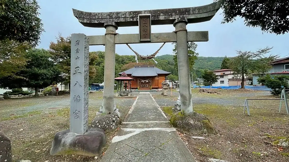 正八幡神社｜境内に鉄棒とブランコがあるよ