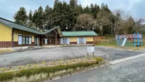 裸餅つきが行われる施設「高松集会センター」の遊具を紹介します