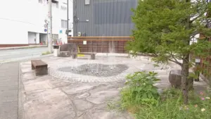 噴水がある上山市の公園「十日町ポケットパーク」夜はライトアップも