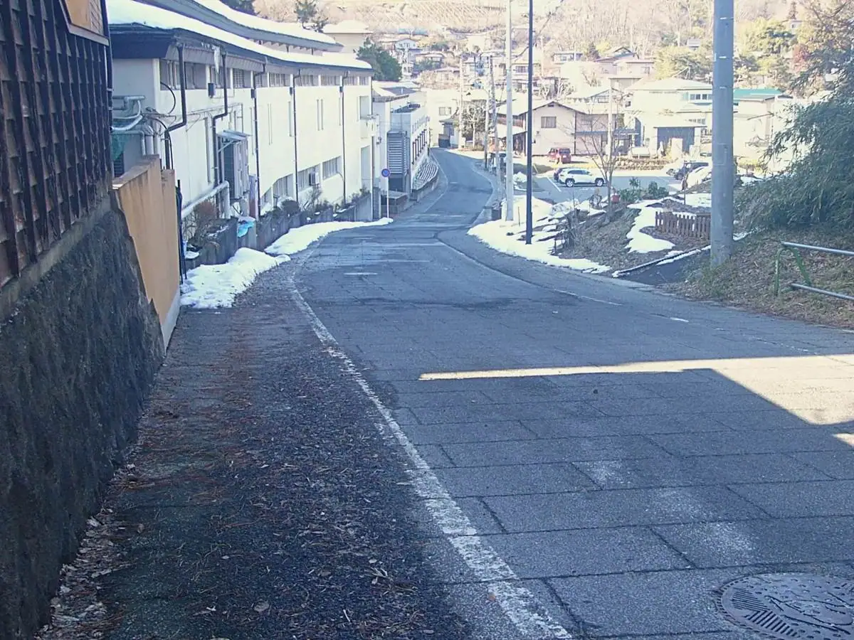 坂上から、左側に月岡ホテル = 2023年2月27日 月待坂