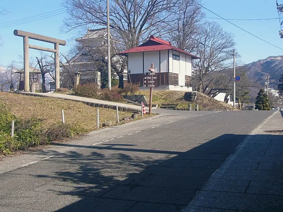 坂上には月岡神社 = 2023年2月27日 月待坂