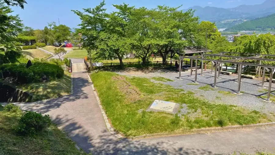 写真右側に上山城の足湯 = 2023年5月18日 月岡公園