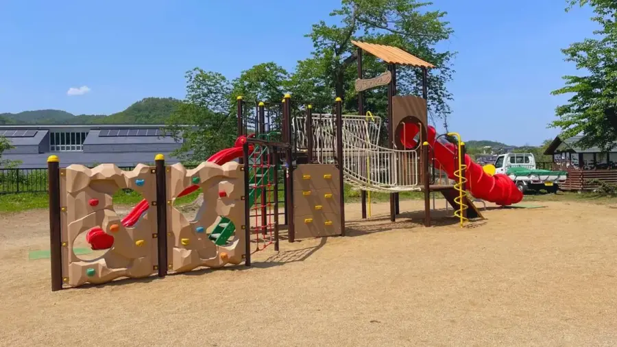 新設されたコンビネーション遊具 = 2023年5月18日 月岡公園