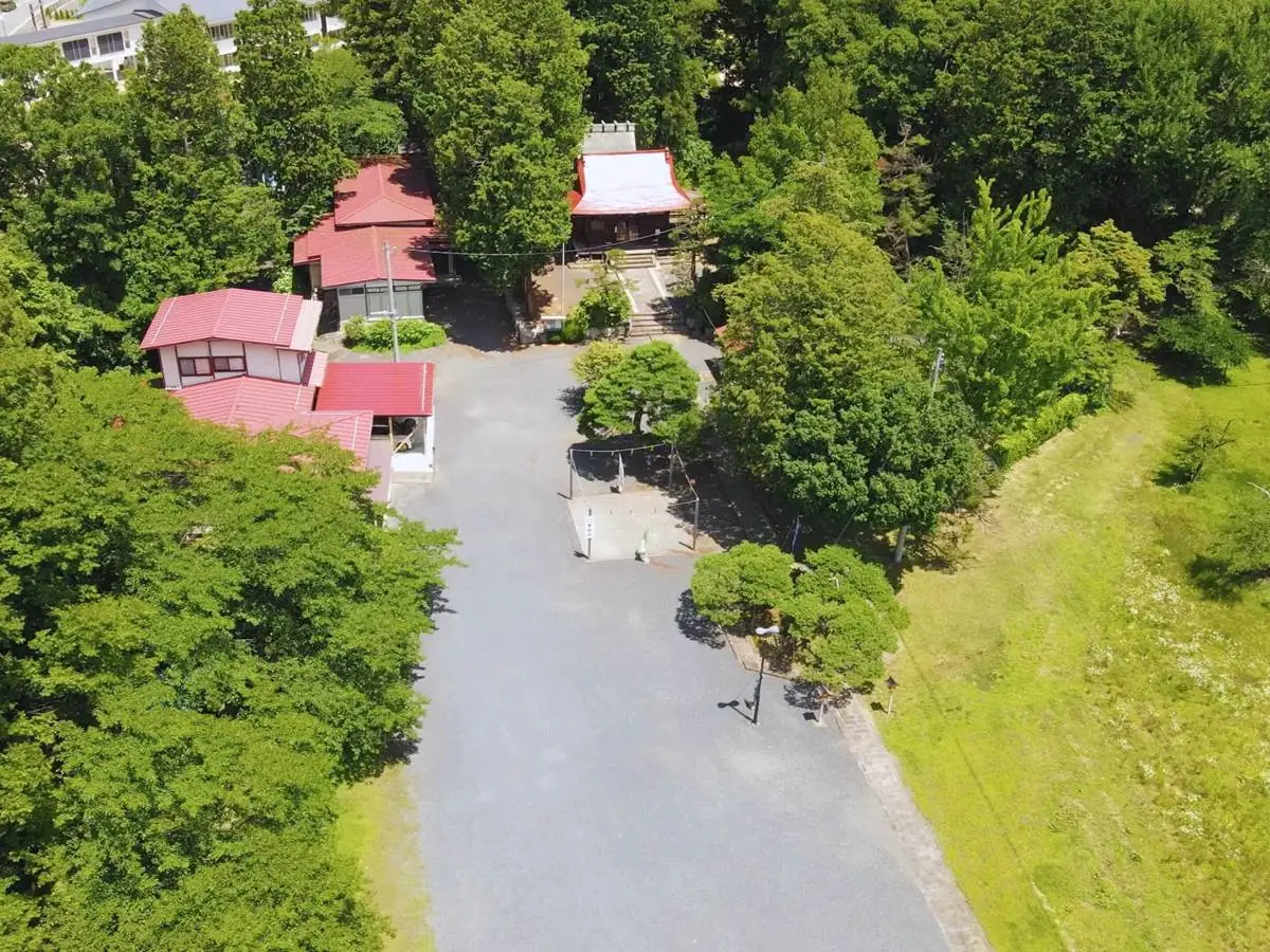 上山城の本丸跡に位置する月岡神社。藩祖が祀られています。