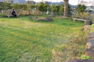 市街地にある石畳の小さな広場「八日町ポケットパーク1号」社会実験の場としても活用中！