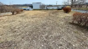 工業団地にある草むらと四阿「蔵王の森第2公園」